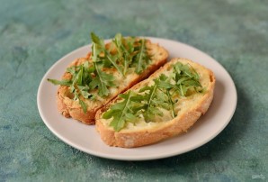 Брускетта с лисичками