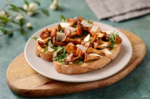 Брускетта с лисичками