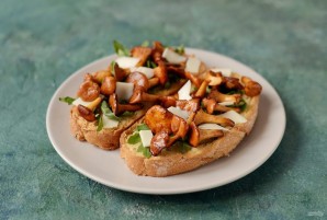 Брускетта с лисичками