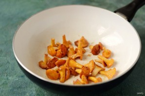 Брускетта с лисичками