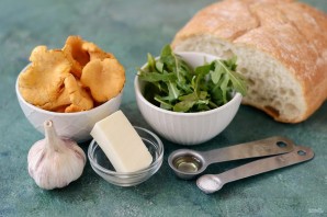 Брускетта с лисичками