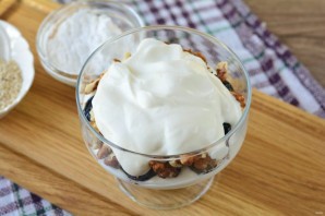 Десерт из чернослива и сметаны