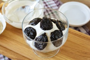 Десерт из чернослива и сметаны