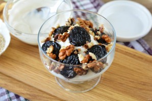 Десерт из чернослива и сметаны
