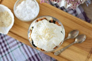 Десерт из чернослива и сметаны