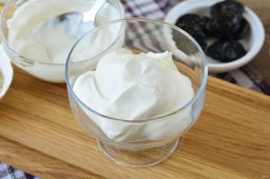 Десерт из чернослива и сметаны