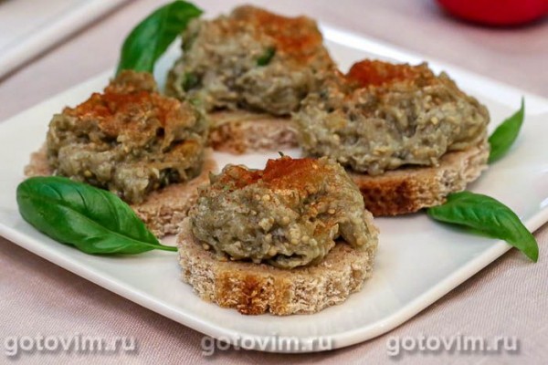Икра из печеных баклажанов с перцем и яйцом