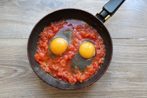 Яичница с консервированными помидорами