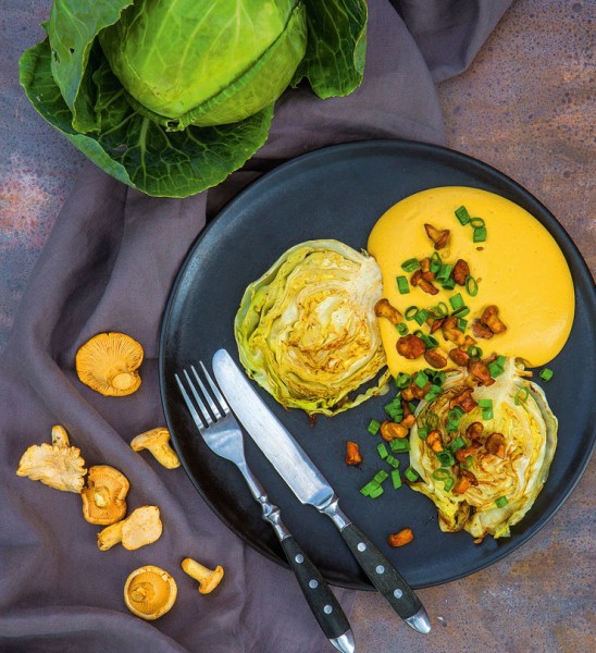 Капустные стейки с муссом из лисичек