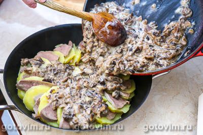 Картофельная запеканка с вареным языком с грибной подливкой Картофельная запеканка с вареным языком с грибной подливкой
