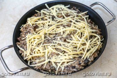 Картофельная запеканка с вареным языком с грибной подливкой Картофельная запеканка с вареным языком с грибной подливкой