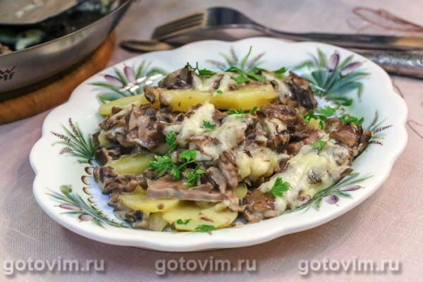 Картофельная запеканка с вареным языком с грибной подливкой Картофельная запеканка с вареным языком с грибной подливкой