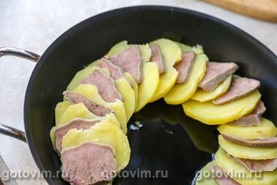 Картофельная запеканка с вареным языком с грибной подливкой Картофельная запеканка с вареным языком с грибной подливкой