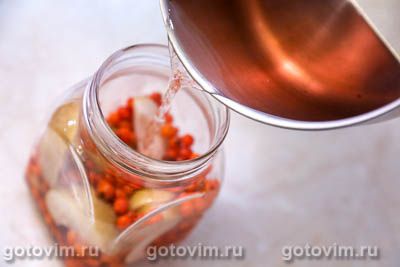 Компот из красной рябины с яблоками