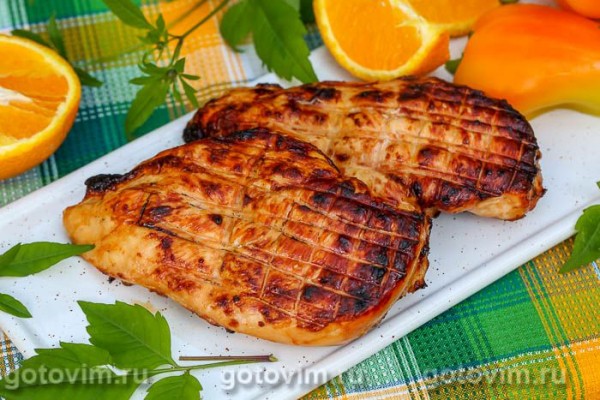Куриная грудка на решетке гриль в маринаде с апельсином и чили Куриная грудка на решетке гриль в маринаде с апельсином и чили