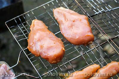 Куриная грудка на решетке гриль в маринаде с апельсином и чили Куриная грудка на решетке гриль в маринаде с апельсином и чили