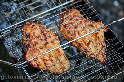 Куриная грудка на решетке гриль в маринаде с апельсином и чили Куриная грудка на решетке гриль в маринаде с апельсином и чили