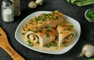 Куриные рулетики с грибами в сметанном соусе