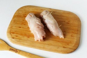 Куриные рулетики с грибами в сметанном соусе