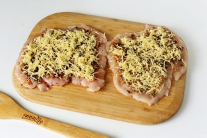 Куриные рулетики с грибами в сметанном соусе