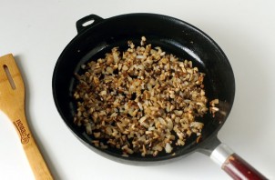 Куриные рулетики с грибами в сметанном соусе