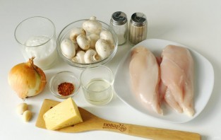 Куриные рулетики с грибами в сметанном соусе