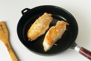 Куриные рулетики с грибами в сметанном соусе