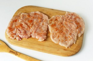 Куриные рулетики с грибами в сметанном соусе