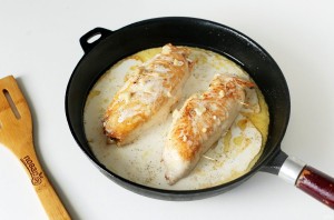 Куриные рулетики с грибами в сметанном соусе