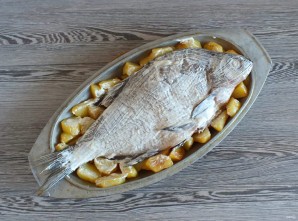 Лещ с картошкой в духовке
