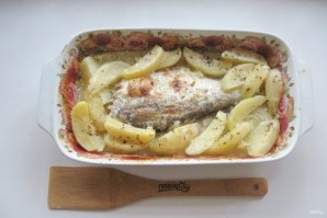 Лещ в духовке с картофелем