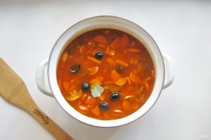 Мясная солянка с грибами и фасолью