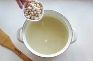 Мясная солянка с грибами и фасолью