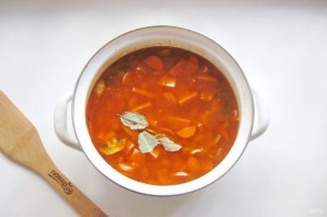 Мясная солянка с грибами и фасолью