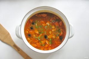 Мясная солянка с грибами и фасолью