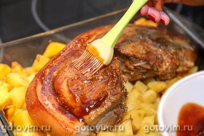 Окорок, запеченный с глазурью из коричневого сахара и специй Окорок, запеченный с глазурью из коричневого сахара и специй