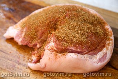 Окорок, запеченный с глазурью из коричневого сахара и специй Окорок, запеченный с глазурью из коричневого сахара и специй