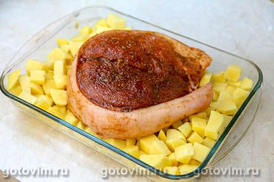 Окорок, запеченный с глазурью из коричневого сахара и специй Окорок, запеченный с глазурью из коричневого сахара и специй