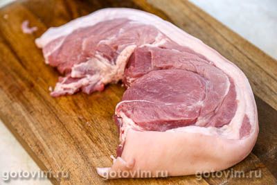 Окорок, запеченный с глазурью из коричневого сахара и специй Окорок, запеченный с глазурью из коричневого сахара и специй