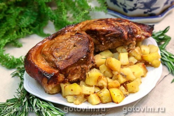 Окорок, запеченный с глазурью из коричневого сахара и специй Окорок, запеченный с глазурью из коричневого сахара и специй