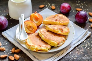 Оладьи со сливами Оладьи со сливами