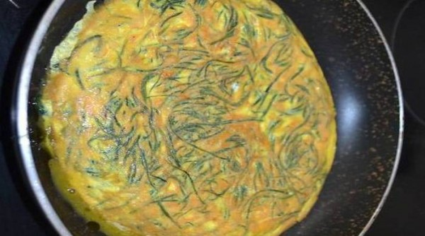 Омлет на сковороде с сыром — 5 рецептов с овощами