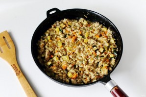 Перловка с рыбными консервами