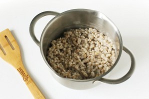 Перловка с рыбными консервами