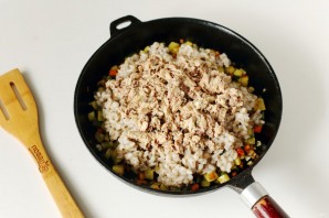 Перловка с рыбными консервами