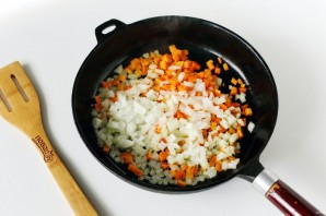 Перловка с рыбными консервами