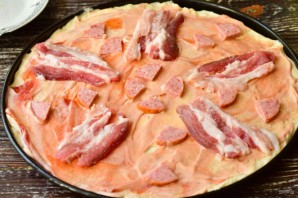 Пицца с колбасой и беконом