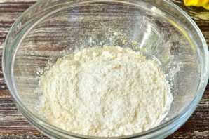 Пицца с колбасой и беконом