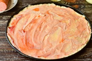 Пицца с колбасой и беконом