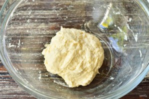 Пицца с колбасой и беконом